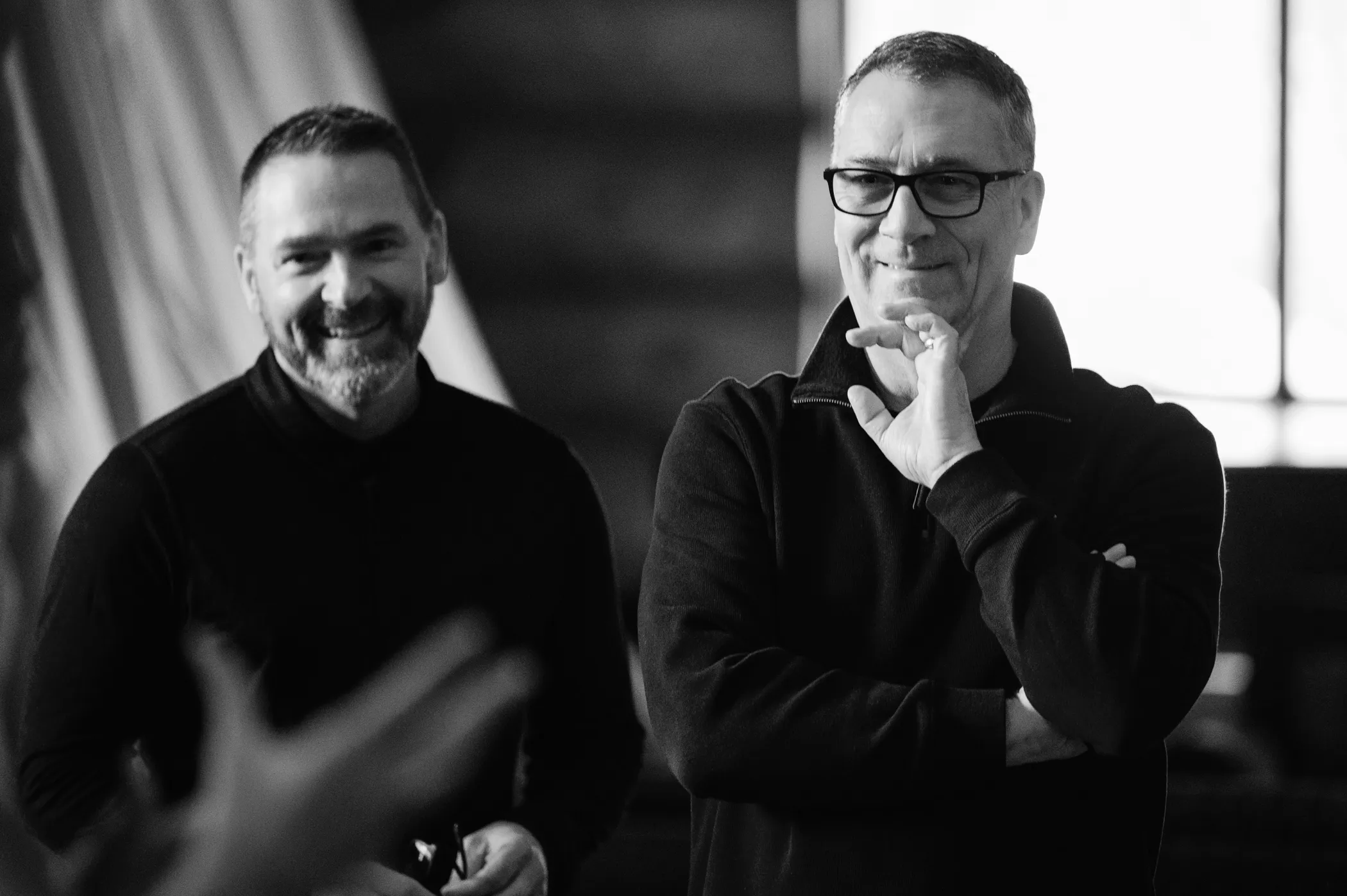 deux hommes souriants